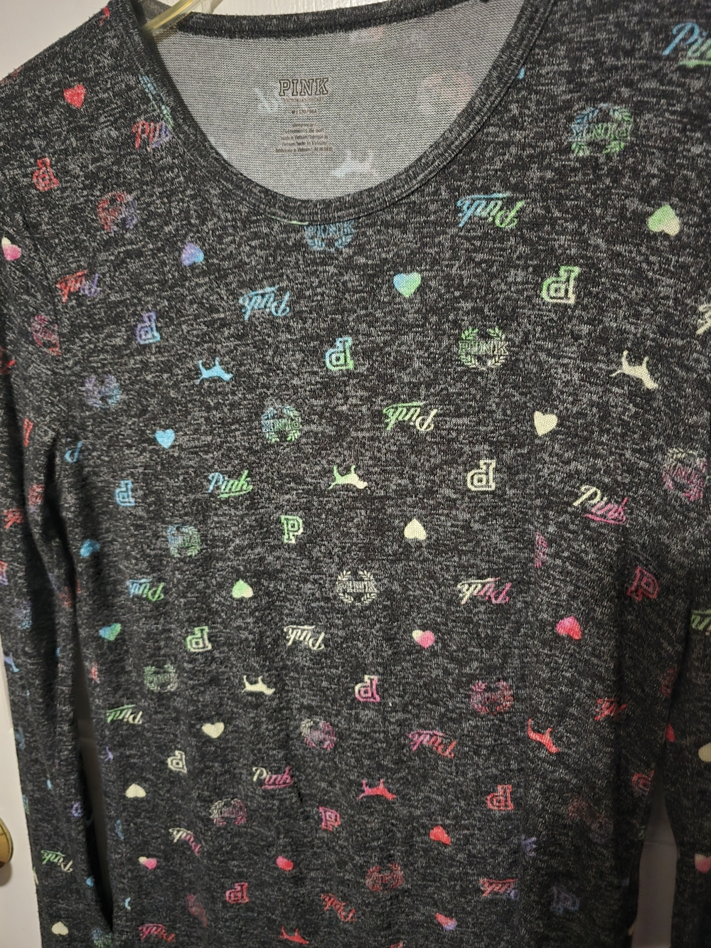 PINK Victoria's Secret Dark Heather Long Sleeve Logo Heart Print Top - Picture 2 of 2